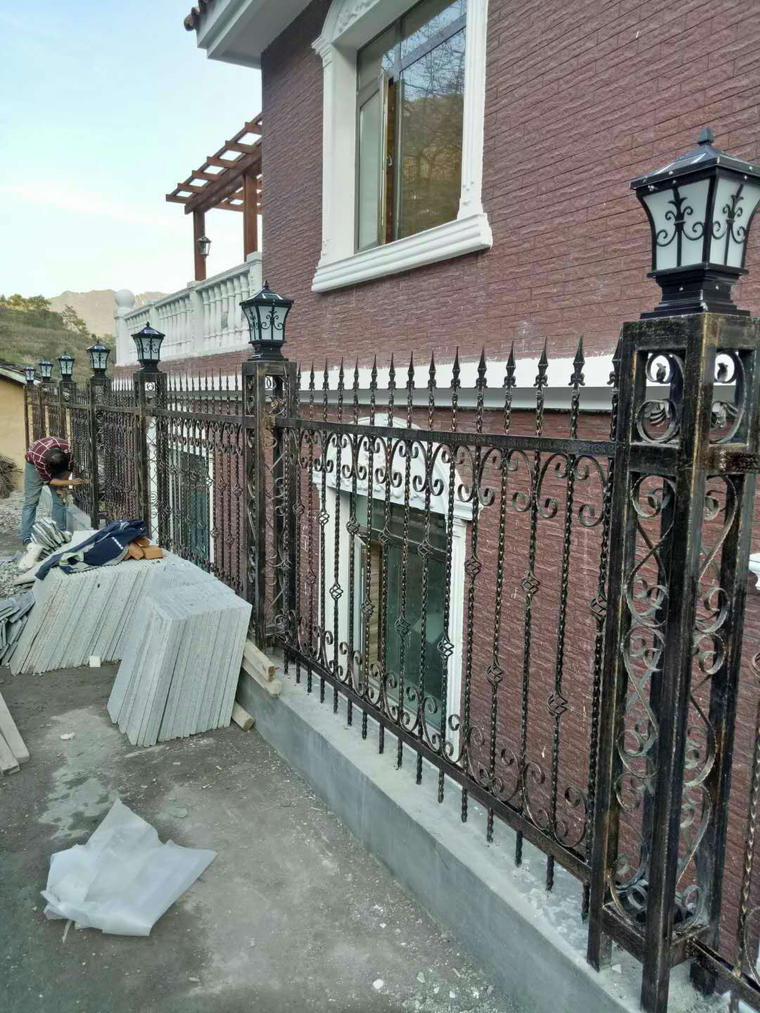 成都维也纳铁艺围墙栏杆阳台护栏图片