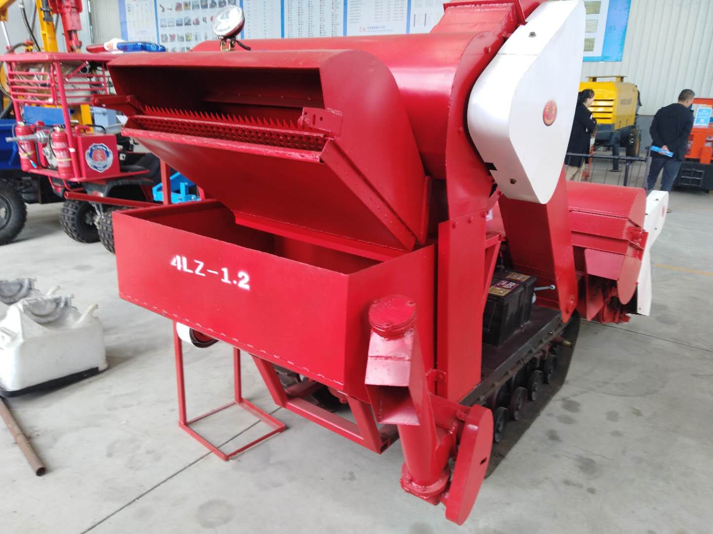 济宁市小型收割机厂家小型收割机 适用山区 丘陵 爬坡能力强 效率高 小型稻麦联合收割机厂家直销