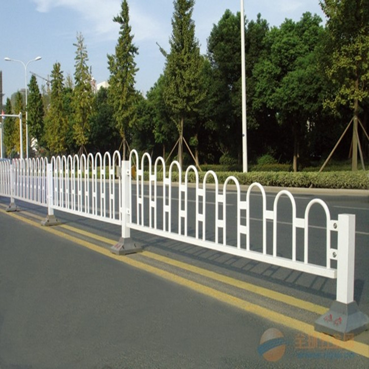 U型 倒M型护栏  京式交通护栏  道路中央隔离护栏 锌钢护栏图片
