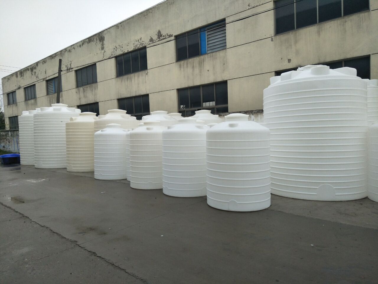 塑料水塔_加厚水箱蓄储水桶报价_大圆桶工业储油桶批发 立式大水桶
