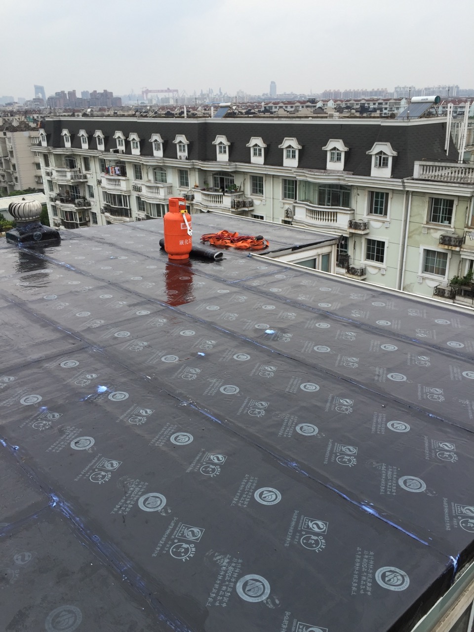 上海屋面防水、工厂屋面漏水维修、彩钢瓦屋面漏水图片