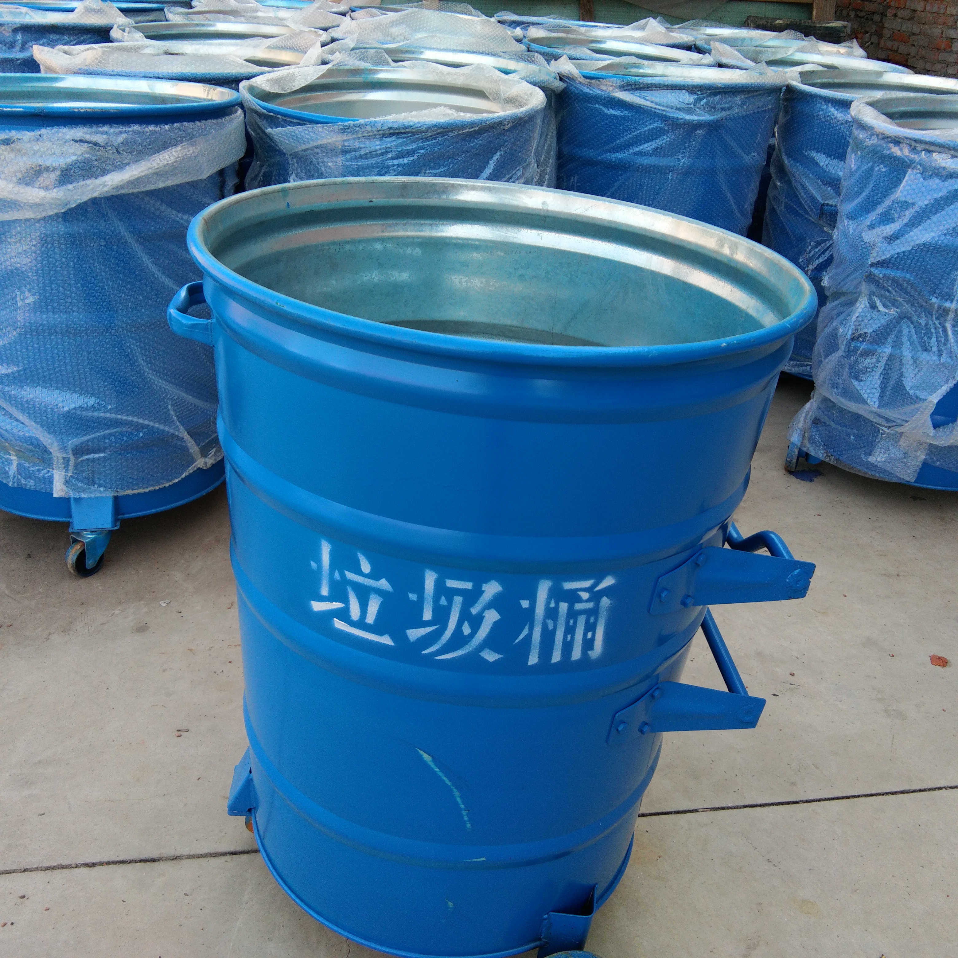铁皮垃圾桶大容量圆形垃圾桶青蓝厂家直销蓝色红色铁制垃圾桶图片