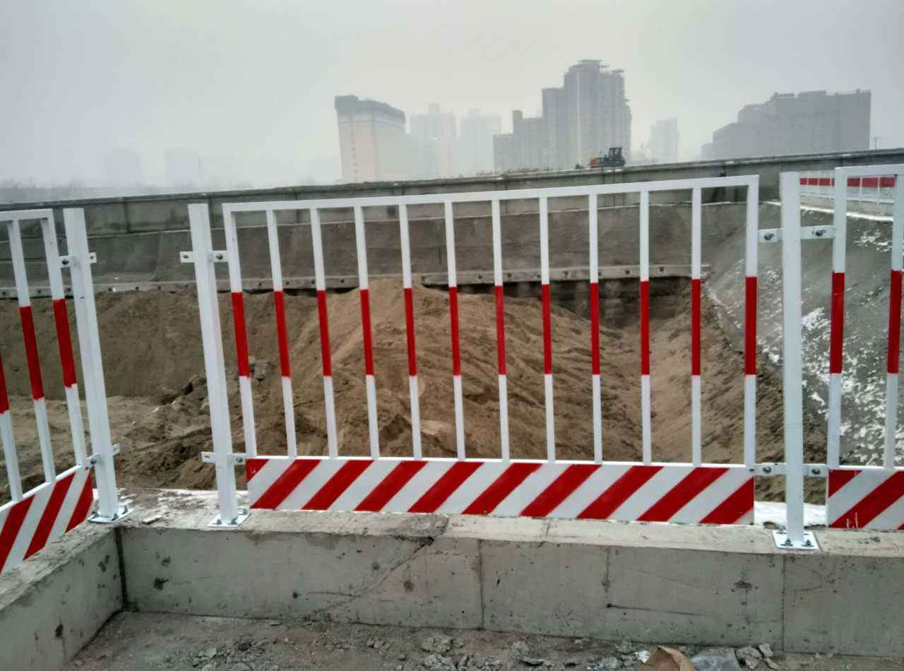 供应贵州施工区域警示隔离基坑护栏、临边移动护栏