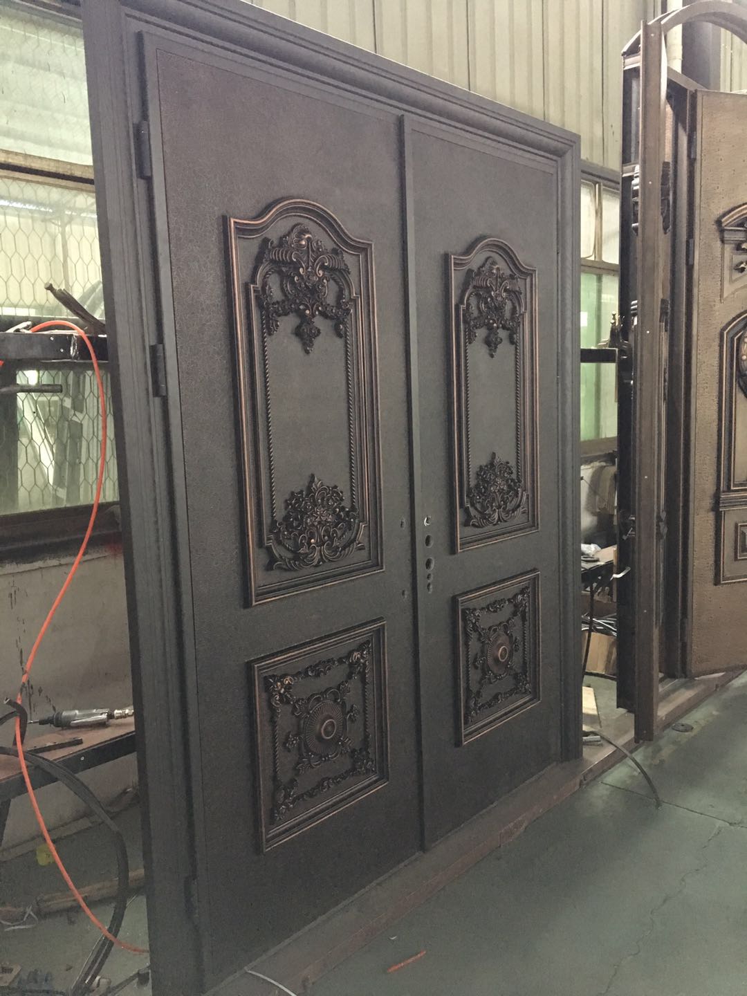 贝尔卡洛意式铸铝门0.8cm厚实心铝板 上海包安装 上门测量入户门 上海市贝尔卡洛总经销 上海市意式铸铝