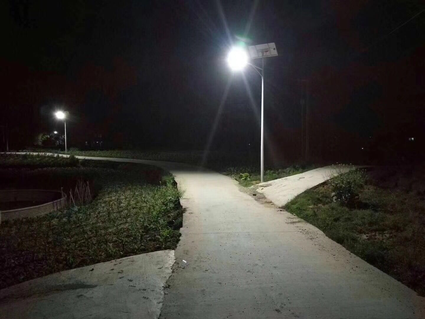 重庆垫江6米30W太阳能路灯整夜照明安装效果好价格便宜江苏开元照明供应