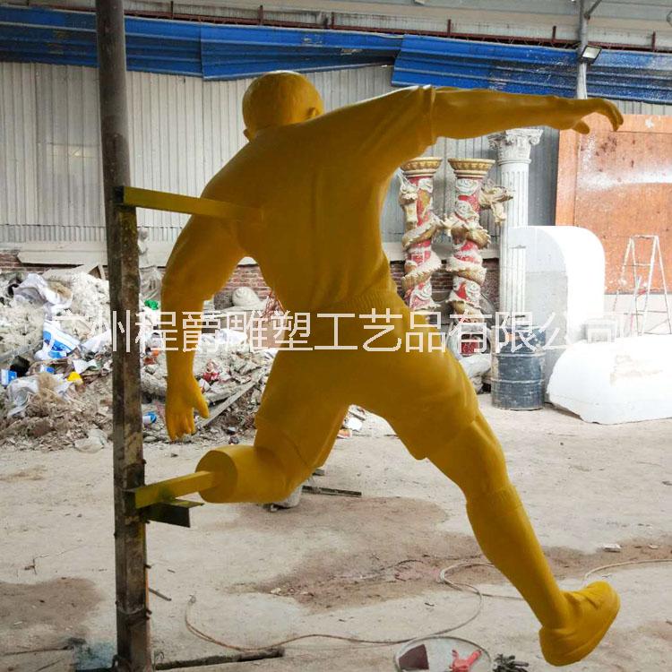 广州雕塑厂家 专业供应玻璃钢足球运动人物雕塑 运动体育雕塑 运动城装饰装潢墙饰
