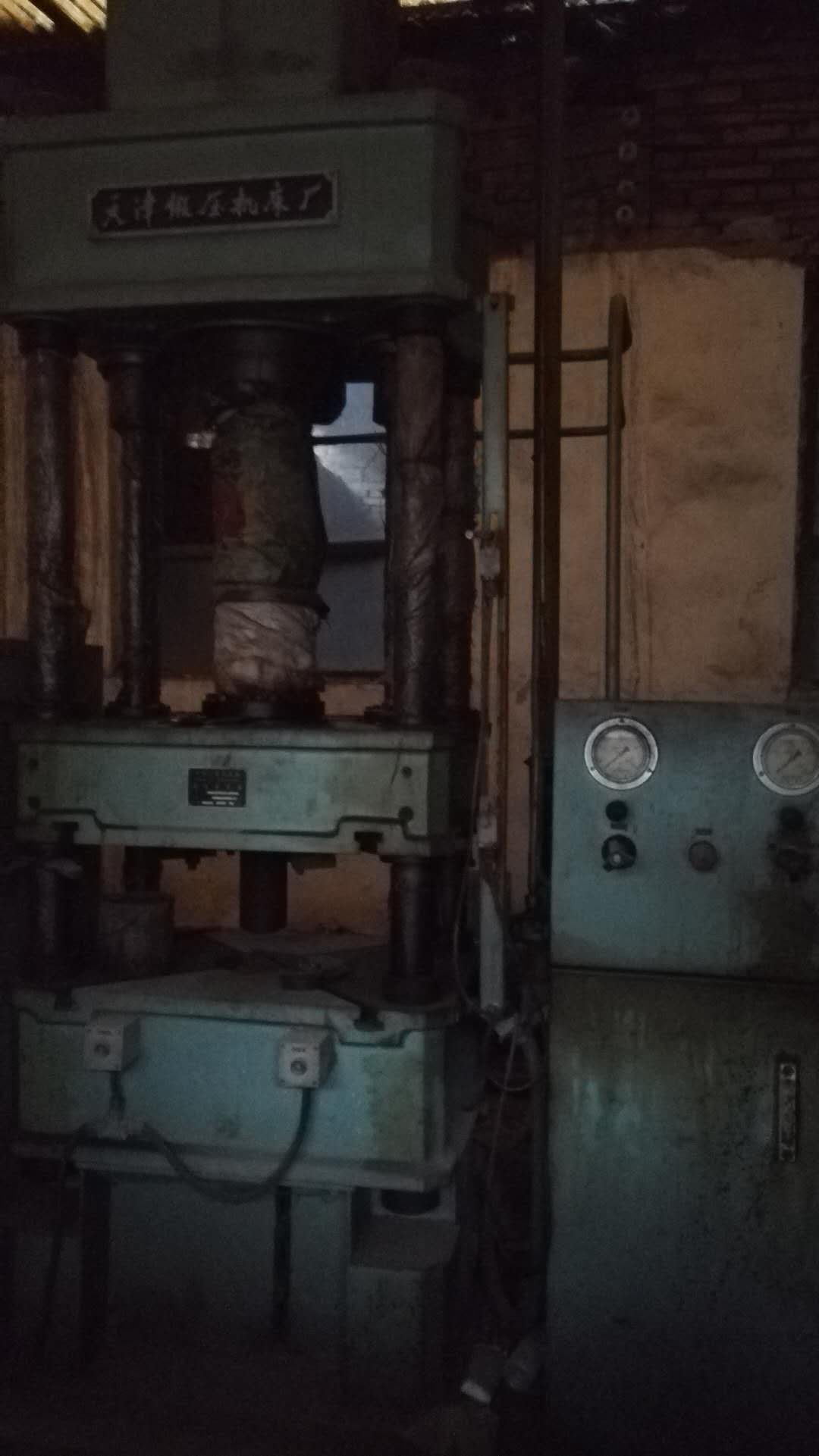 二手四柱液压机YT32-100A天津锻压机床02年未用图片