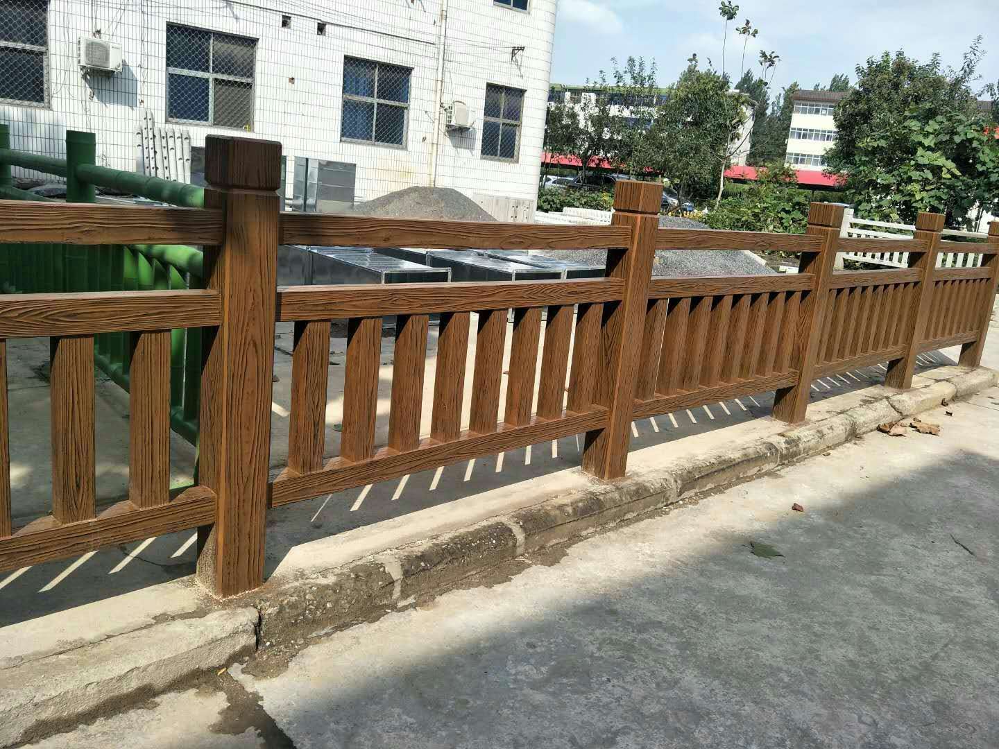 山东泰臻 水泥仿木栏杆是怎么做出来的