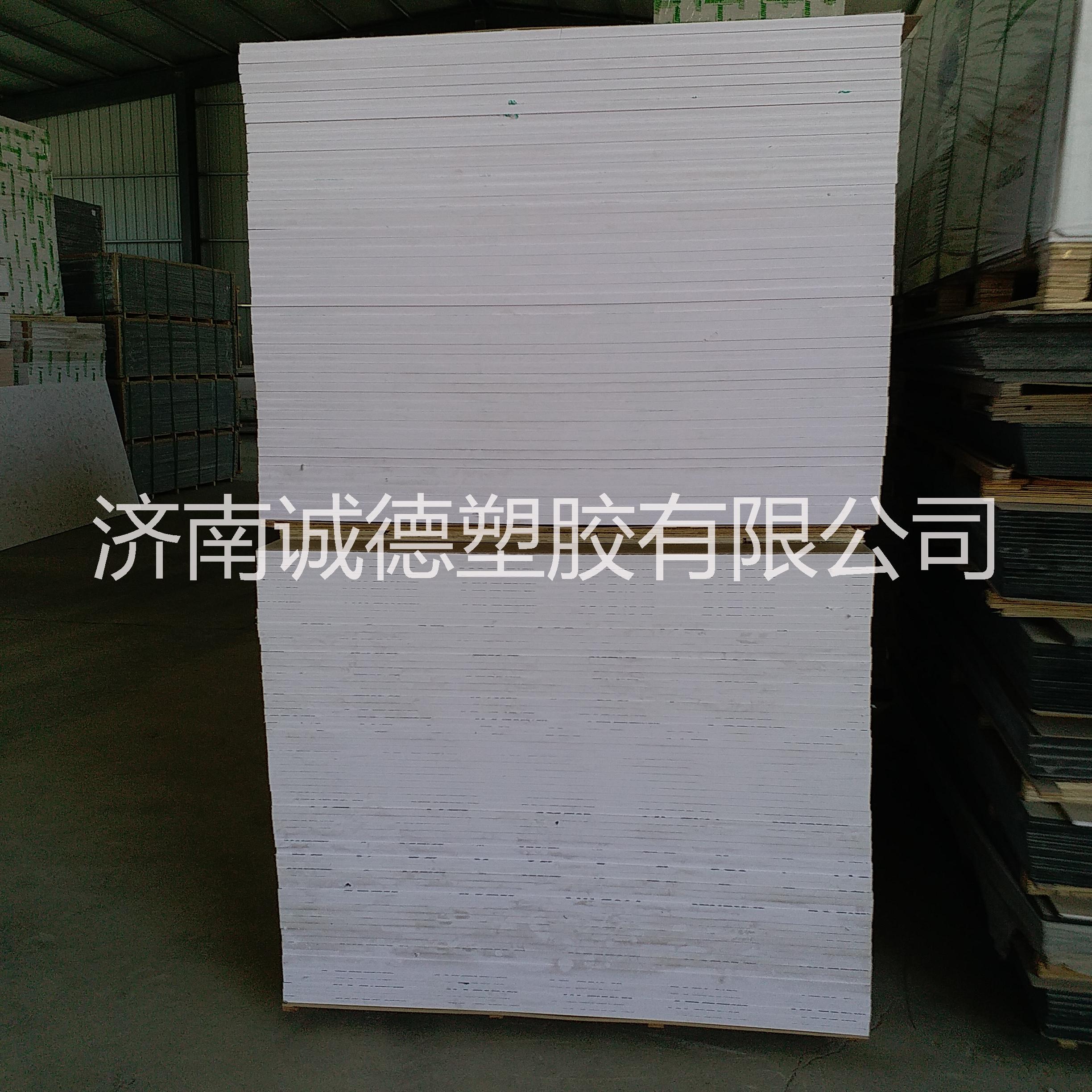 济南厂家生产彩色PVC高密度结皮板镂空雕刻广告字雕刻图片