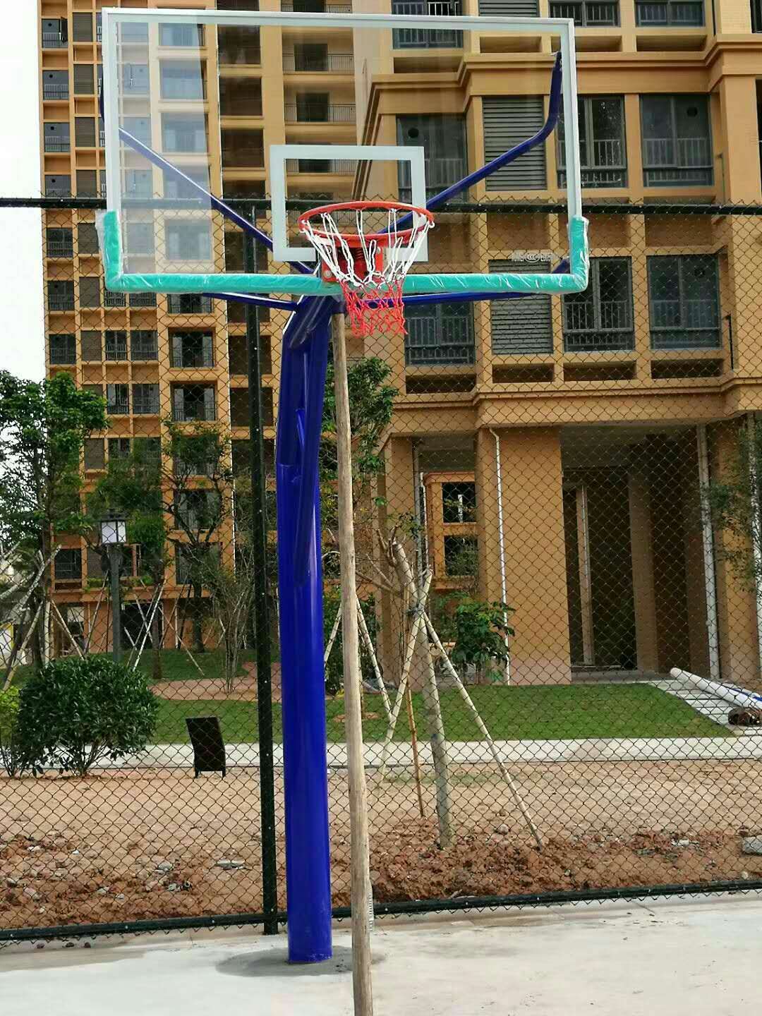 深圳旭健圆管篮球架定做公园球架子现场安装图片厂家热销篮球架子图片