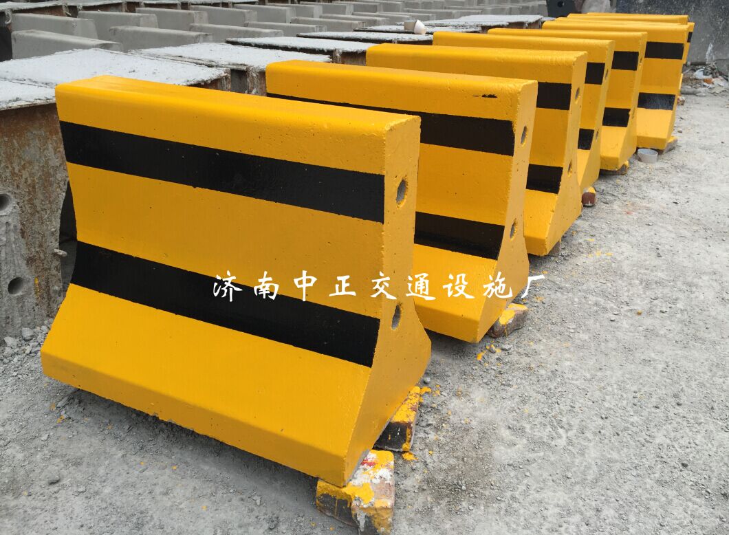 厂家供应60cm水泥隔离墩 公路防撞墩 小区物业道路隔离设施，济南中正