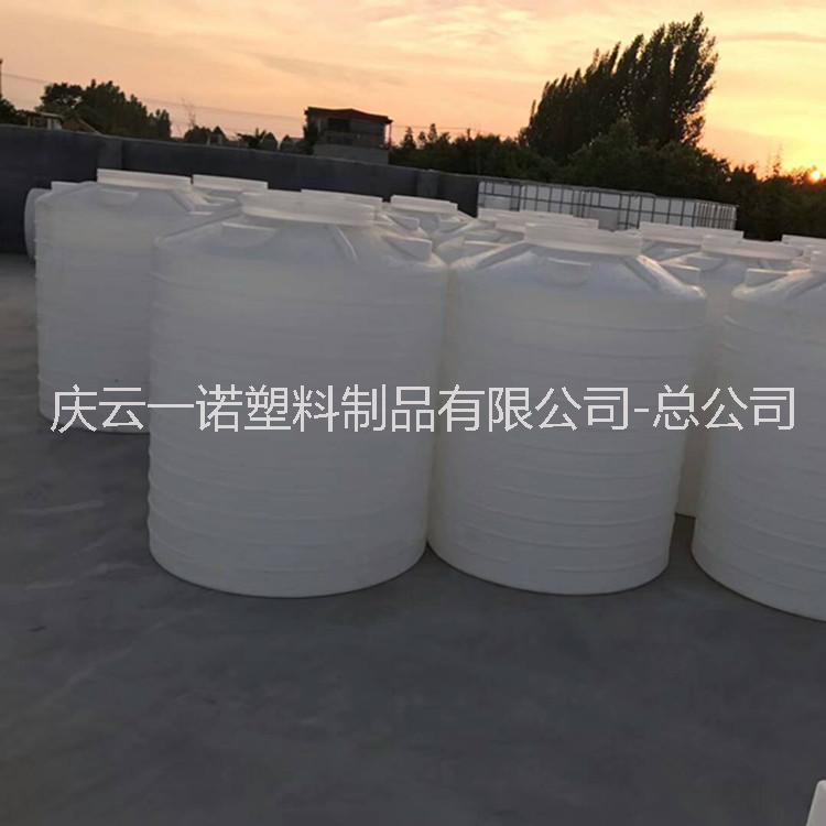 供应一诺2000公斤塑料桶2吨立式水罐2000升PE水桶图片