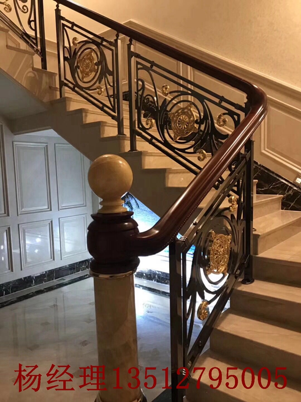 室内艺术楼梯装修效果图金色铜雕花楼梯护栏美美达