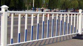 供应南阳交通护栏安装浸塑铁艺围栏网 道路围栏 停车场围栏 南阳交通护栏安装常规护栏图片