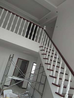 驻马店木立柱生产厂家安装价格 双色实木楼梯铁艺扶手雕花木立柱订制室内楼梯设计