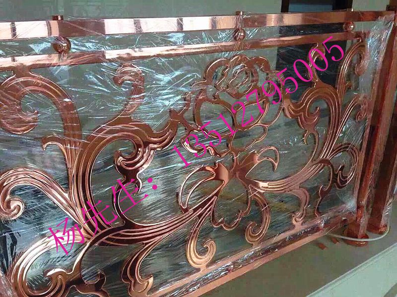 弧形铝艺楼梯护栏安装效果玫瑰金铝雕花楼梯扶手高贵展现图片
