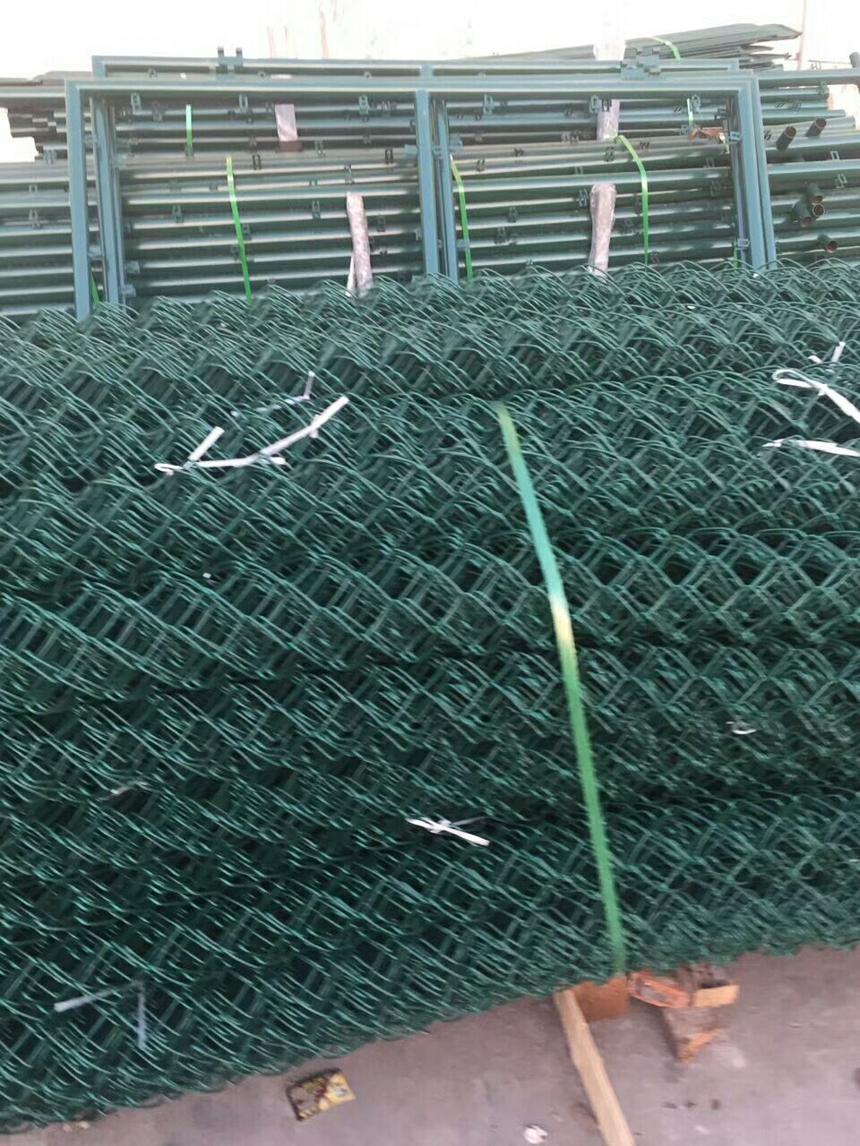 供应绿色浸塑勾花护栏网 体育运动球场围栏网 高尔夫球场防护网 隔离围栏网