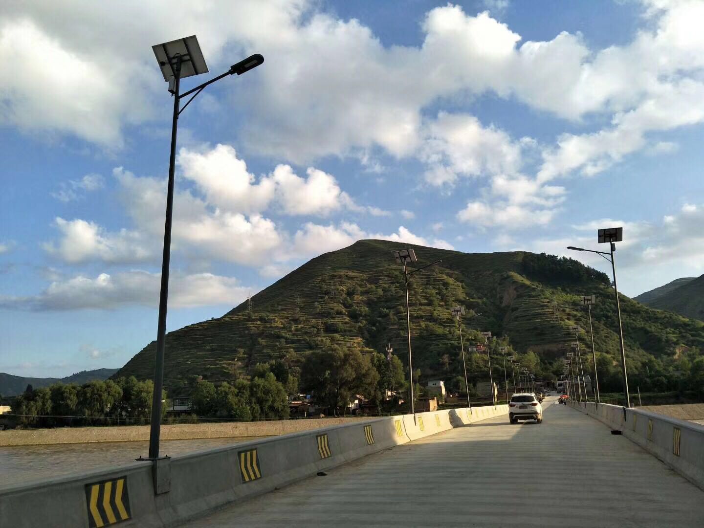 甘肃岷县7米30W专利太阳能路灯安装效果好开元照明供应