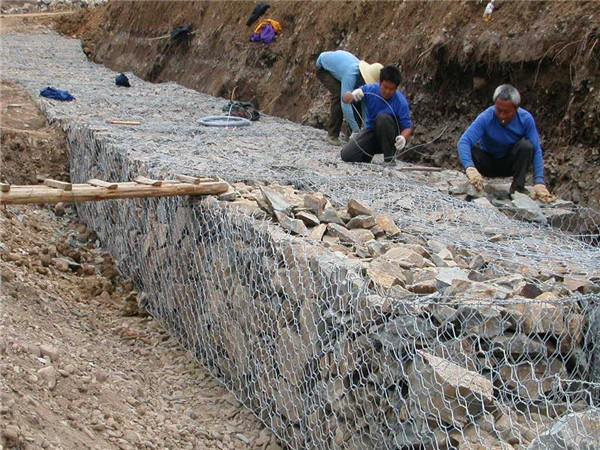 石笼网生态环保治理、高锌格宾石笼护岸图片