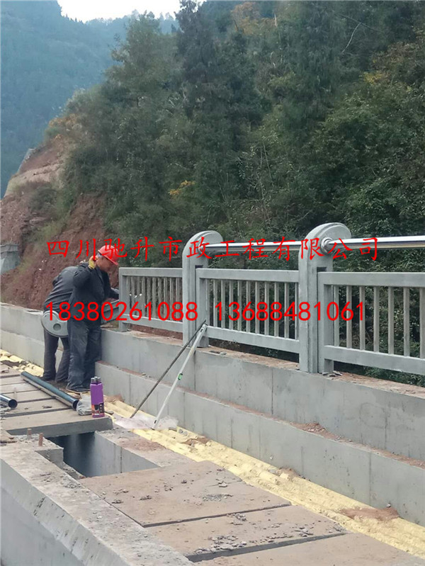 贵州驰升批量供应桥梁铸造石栏杆栈道仿木仿石栏杆图片