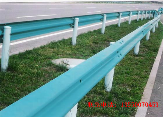 南充B级波形梁护栏 ，波形护栏厂家，乡村公路防撞栏板图片