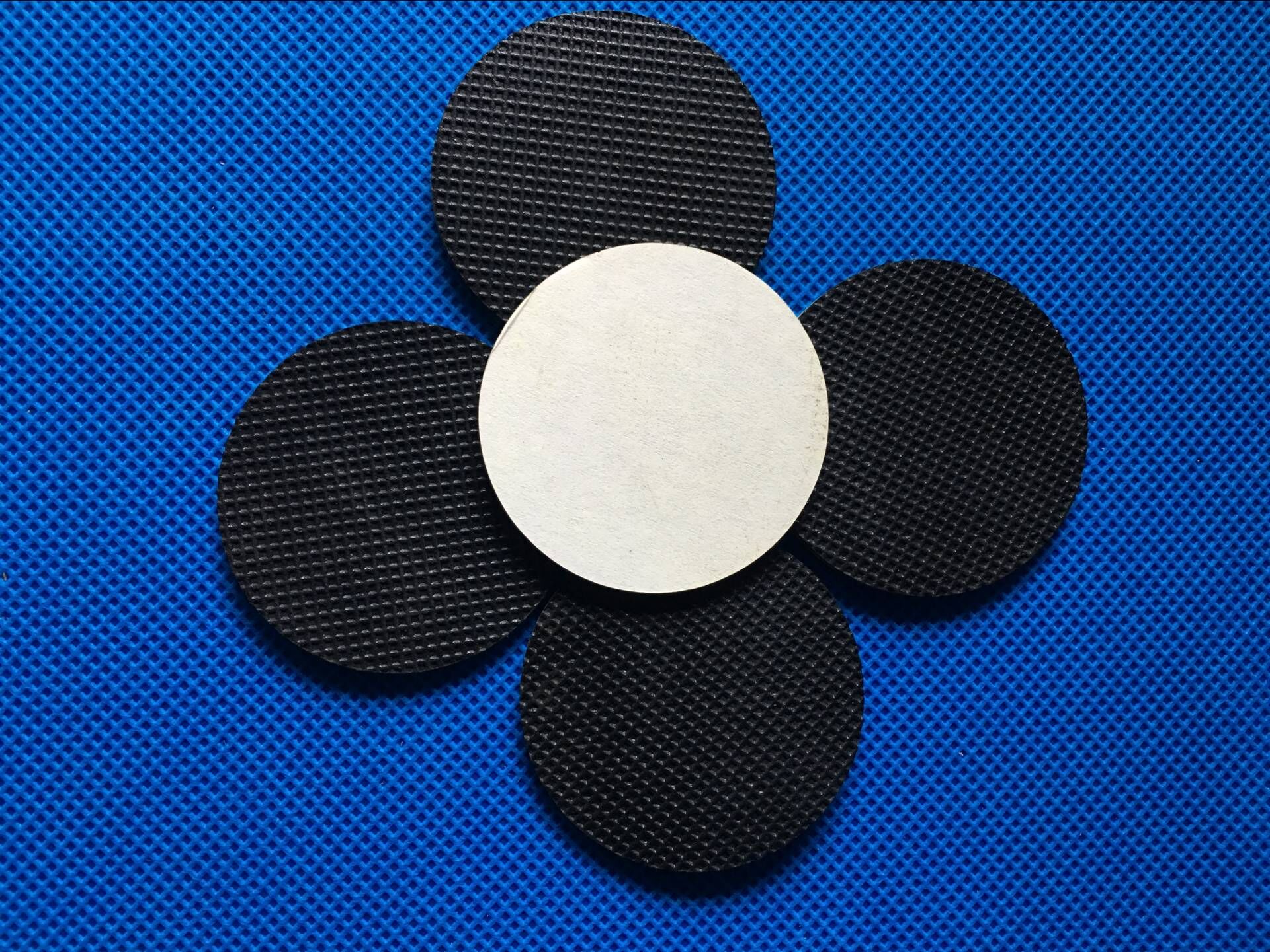 厂家专业定做橡胶脚垫 耐磨防滑黑色橡胶垫 单面自粘橡胶垫 可定制