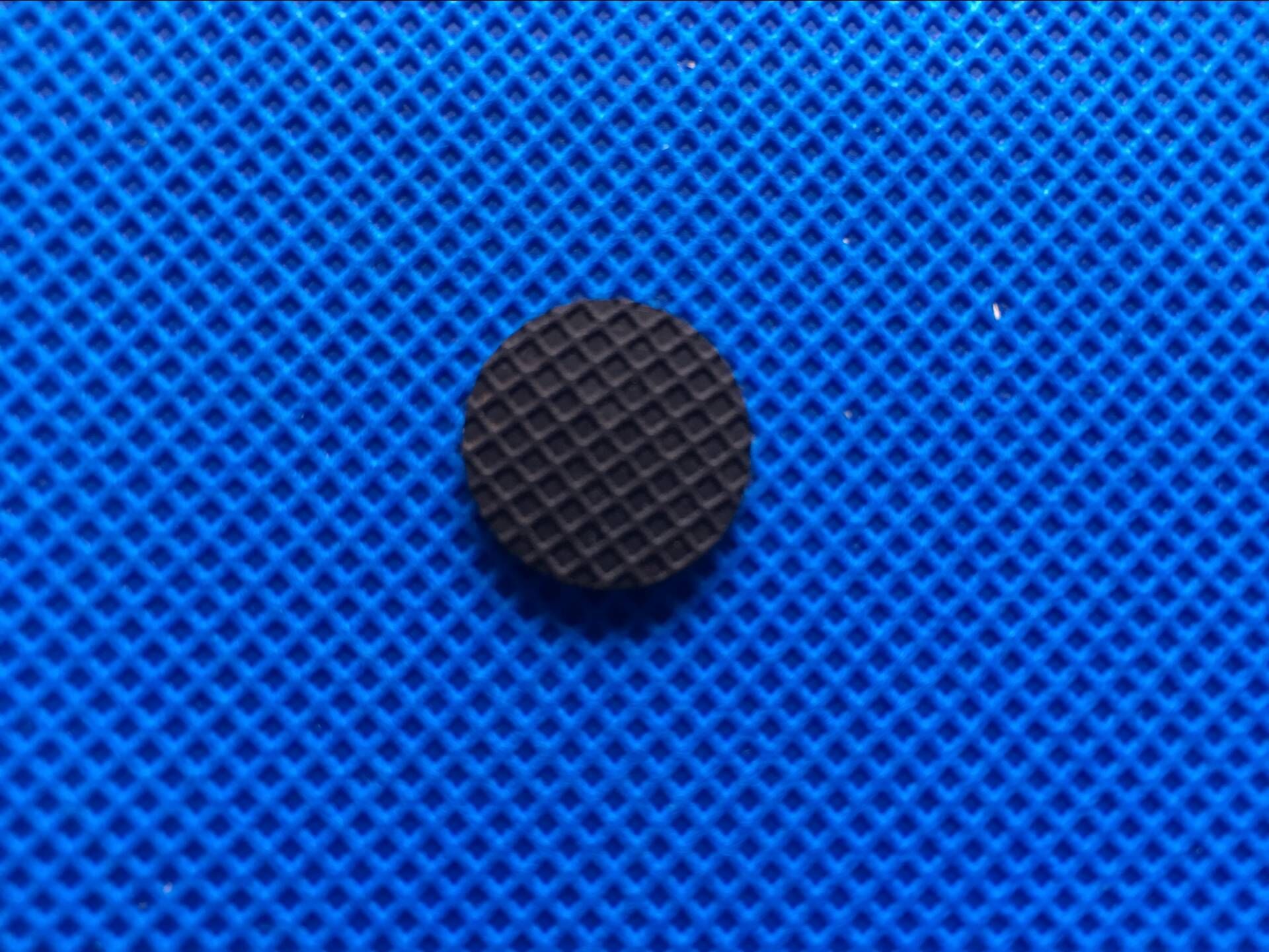 厂家专业定做橡胶脚垫 耐磨防滑黑色橡胶垫 单面自粘橡胶垫 可定制