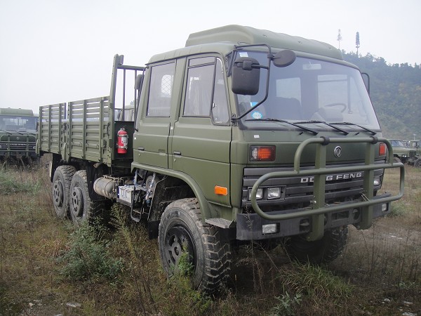 东风6×6越野卡车，东风EQ2102N双排三吨半平头运兵车，六驱康明斯沙漠越野车报价EQ2102N