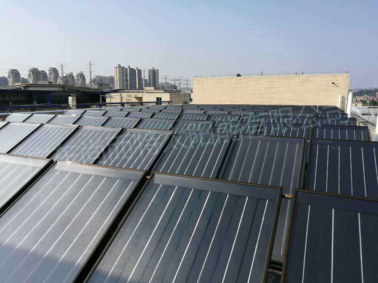 学校太阳能热水工程、太阳能+热泵图片