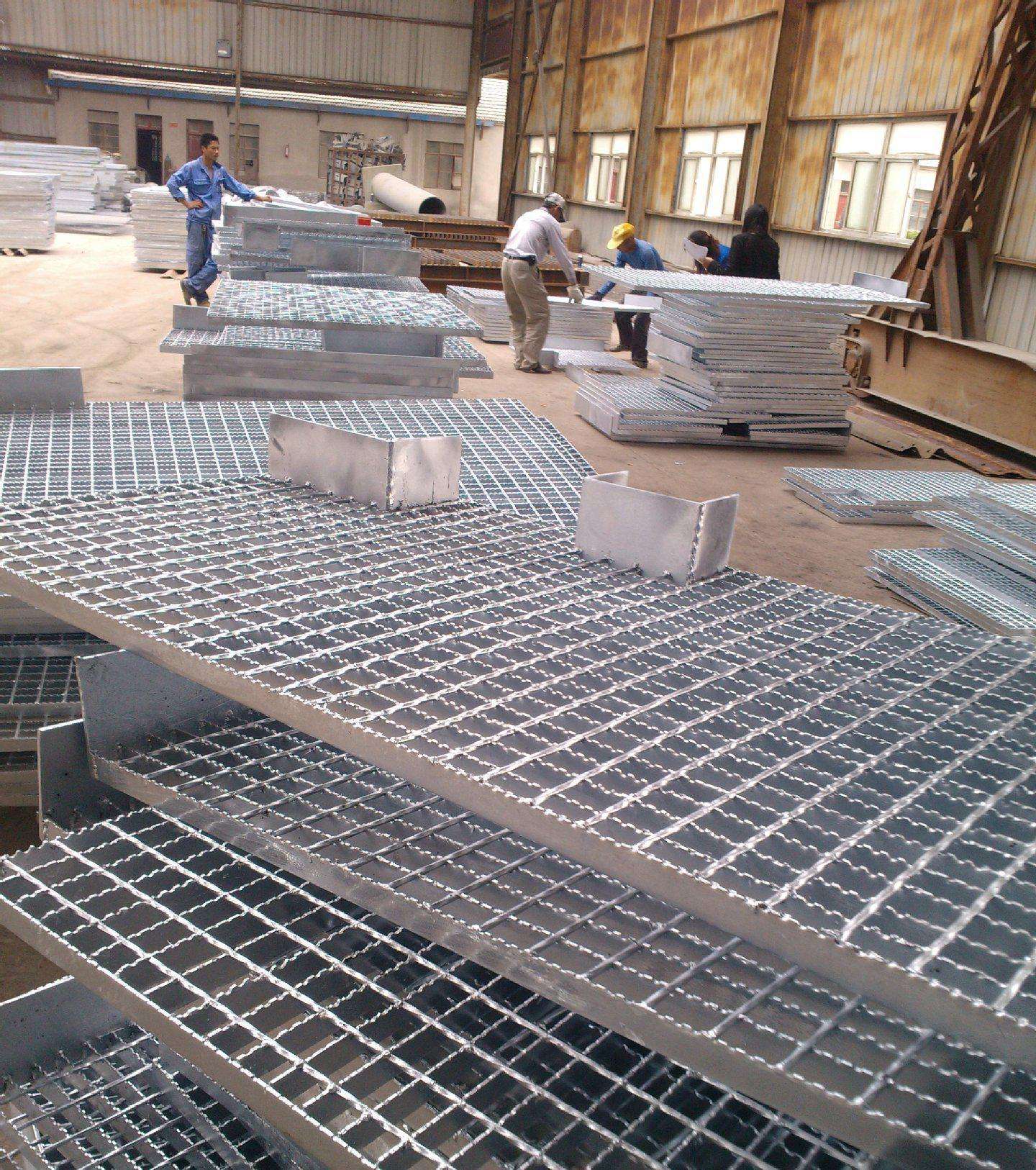 钢格板现货实景工程楼梯钢格板安全施工钢格板踏步板量大从优