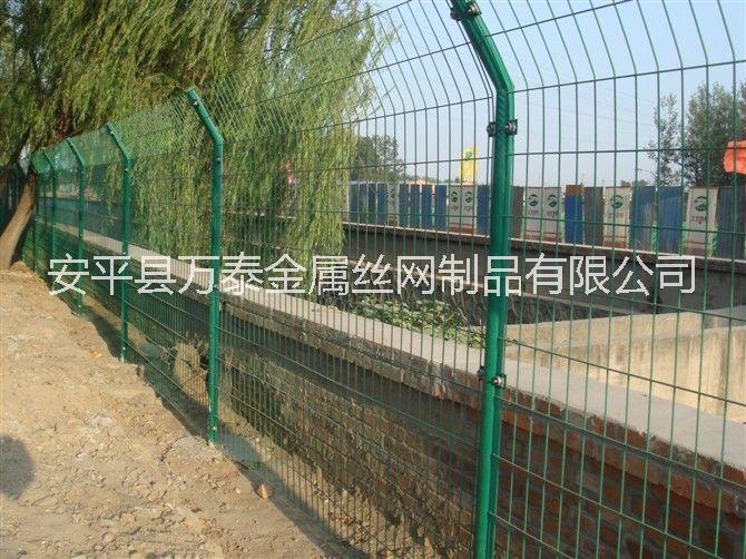 龙岗双边丝护栏网 高速公路两侧围栏网 蔬菜大棚围栏网图片