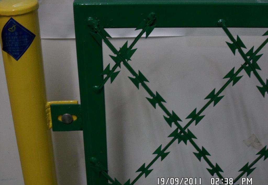 浸塑PVC包塑镀锌刀片刺绳防护网/护栏网