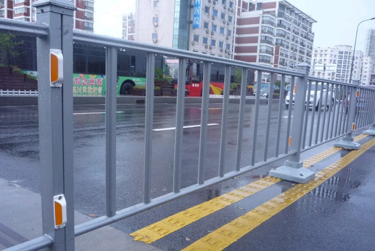 华阴锌钢围墙栏杆，天安门道路护栏，京式交通防护栏，市政道路隔离栏有你真好