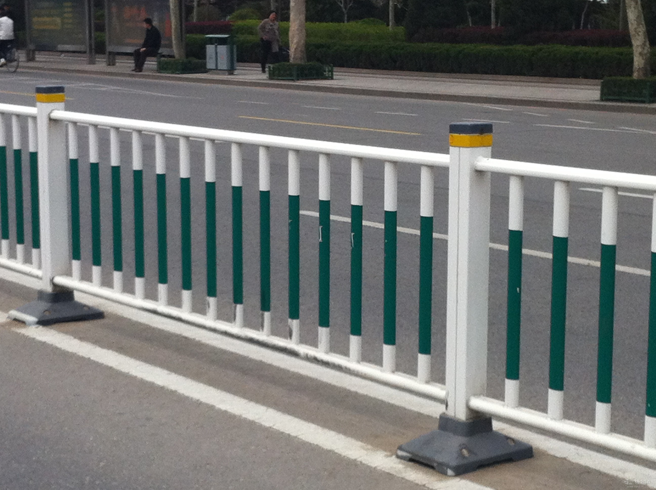 许昌组装围墙栅栏，仿木纹交通护栏，喷塑公路防护栏，仿竹道路隔离栏价格优惠