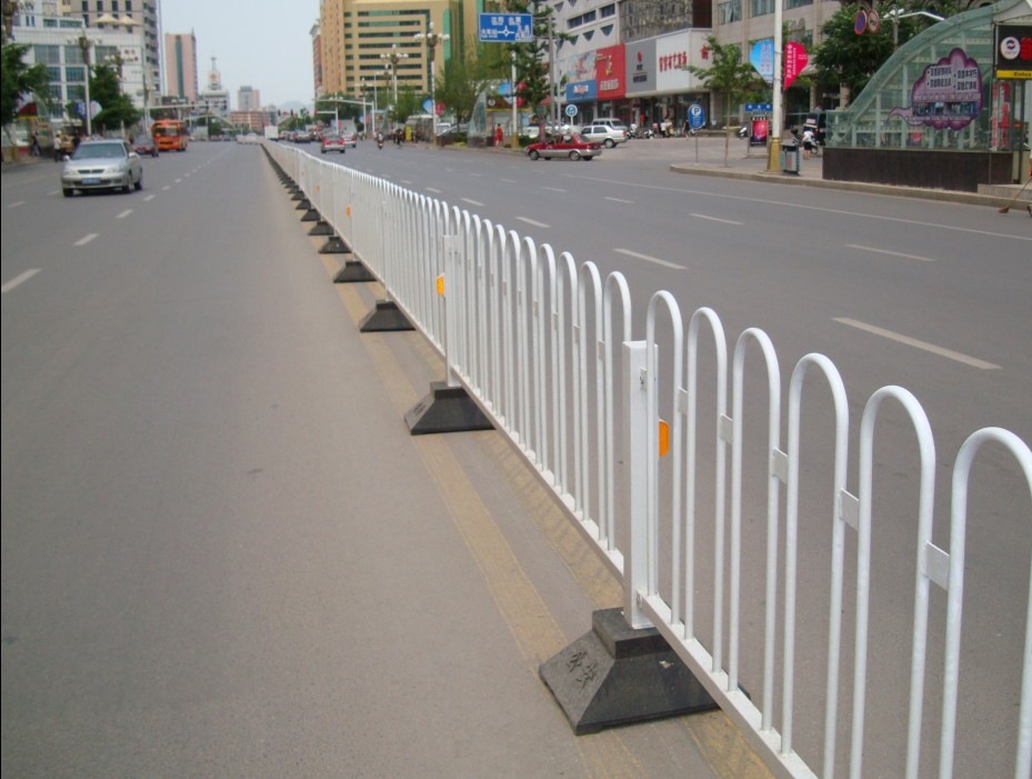 华阴锌钢围墙栏杆，天安门道路护栏，京式交通防护栏，市政道路隔离栏有你真好
