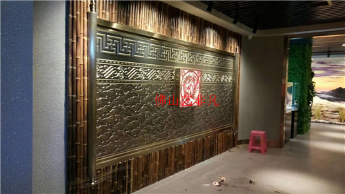 泸州双面浮雕铝艺红古铜壁画,是在铝板上进行深度雕刻花纹,抛光处理