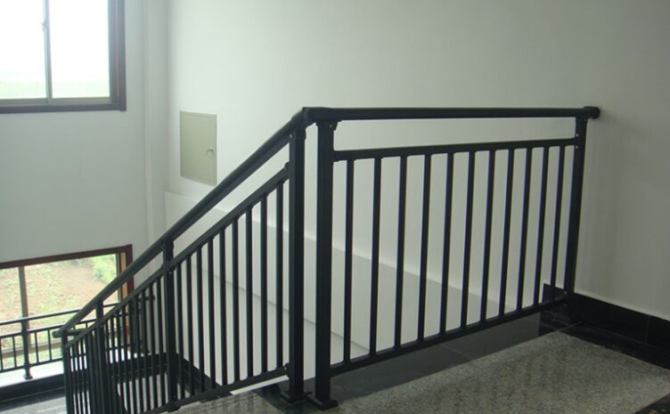 许昌喷塑楼梯扶手，仿木纹靠墙扶手，锌钢护窗围栏，组装楼梯护栏品质卓越