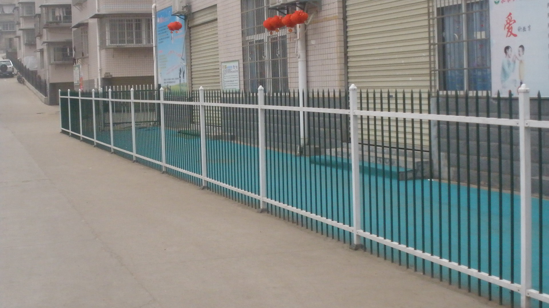 枣庄锌钢道路防护栏，组装围墙栏杆，市政交通隔离栏，锌钢河道围栏