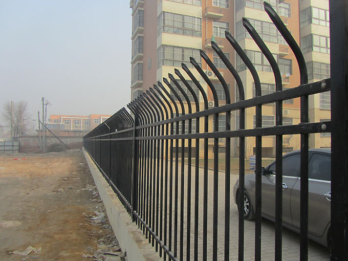 漯河组装围墙栅栏，锌钢草坪围栏，喷塑道路防护栏，锌钢草坪围栏具有较好的抗冲击性能