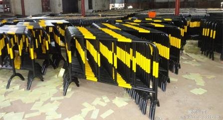 阳江交通工程供应黑黄钢管铁马厂家现货 ​交通隔离防撞围栏