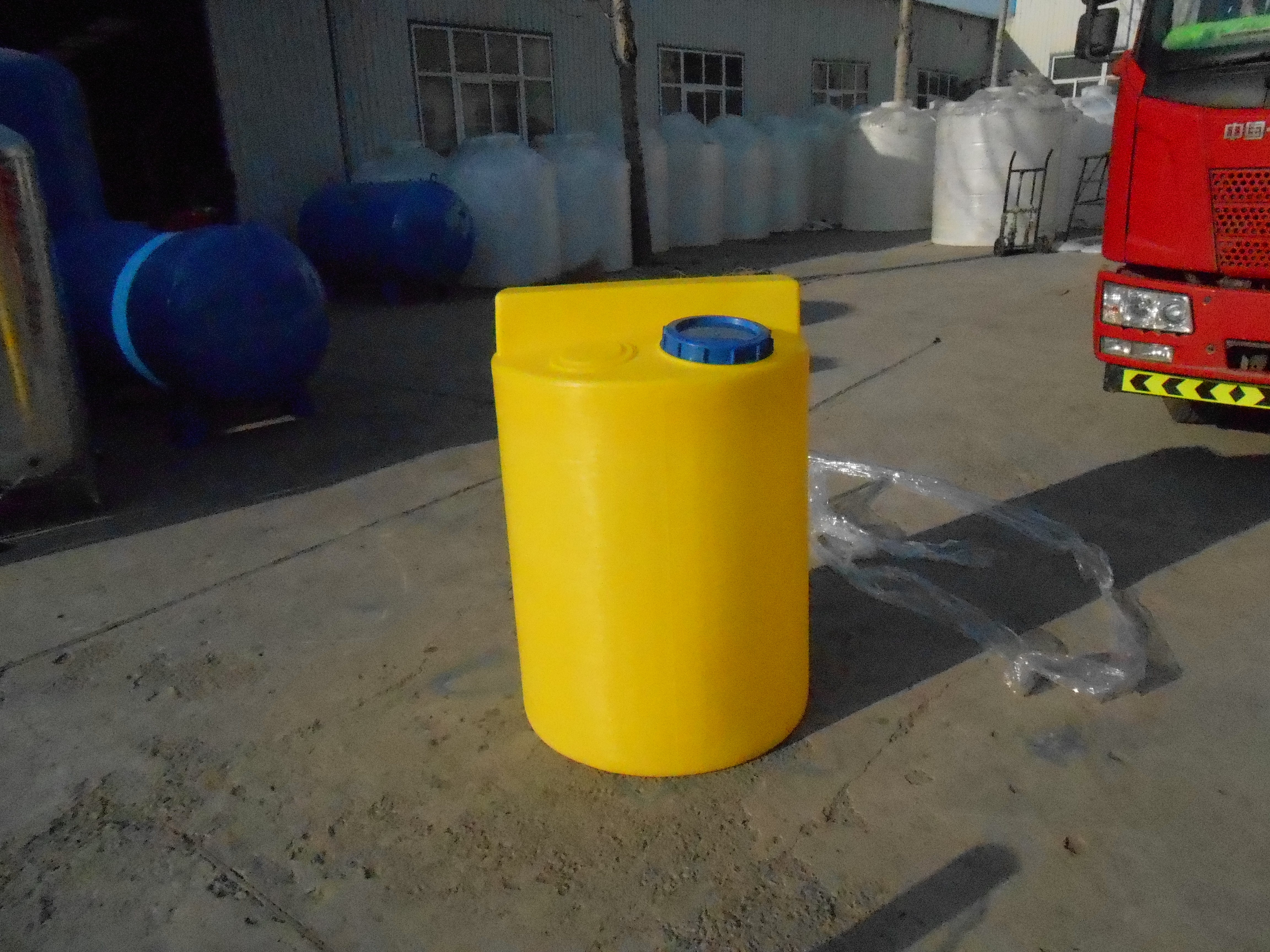 供应河北沧州塑料储存罐 液体储罐 1000升加药箱搅拌桶