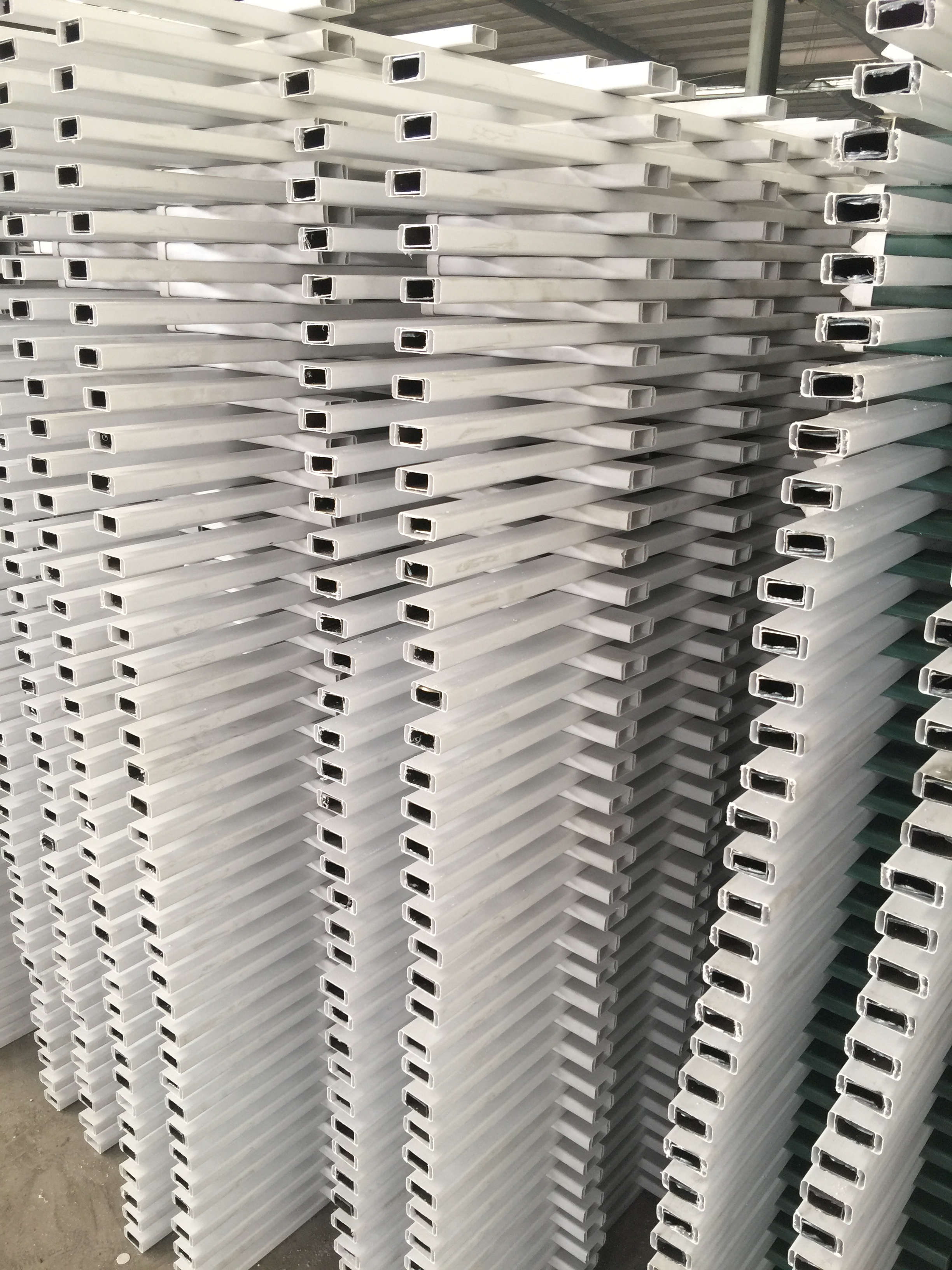 现货蓝白色PVC围栏供应白色PVC新型护栏 天津PVC护栏网价格 景区花园塑料护栏