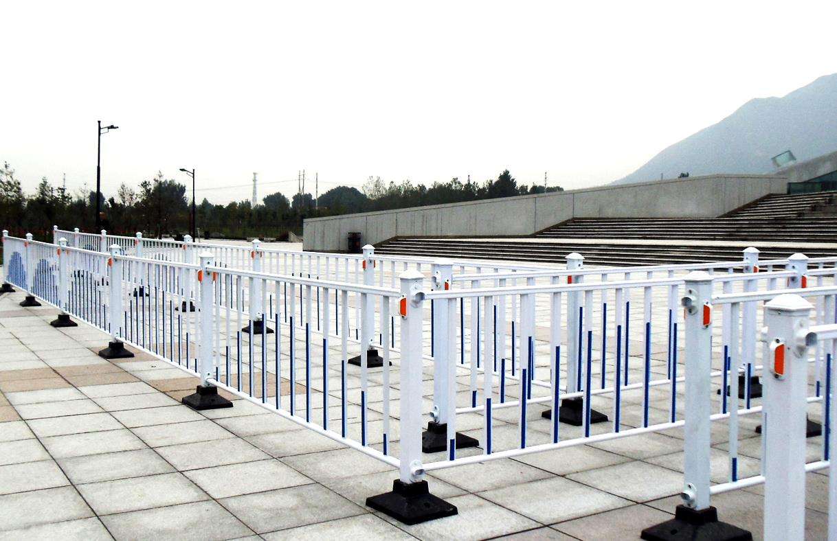 安徽蚌埠市政道路隔离栏 塑钢马路护栏 锌钢