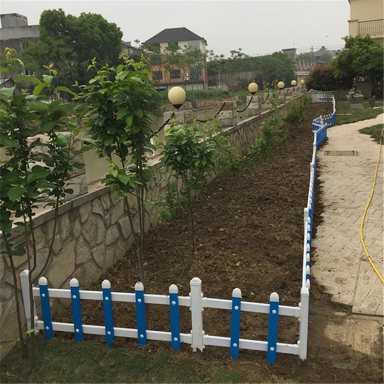 现货蓝白色PVC围栏供应白色PVC新型护栏 天津PVC护栏网价格 景区花园塑料护栏