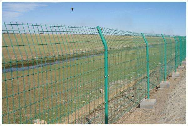 公路双边丝护栏网车间隔离栅 1.8m*3m双边丝浸塑护栏网 1.8m*3m公路护栏网 1.8m*3m公路折弯双边丝