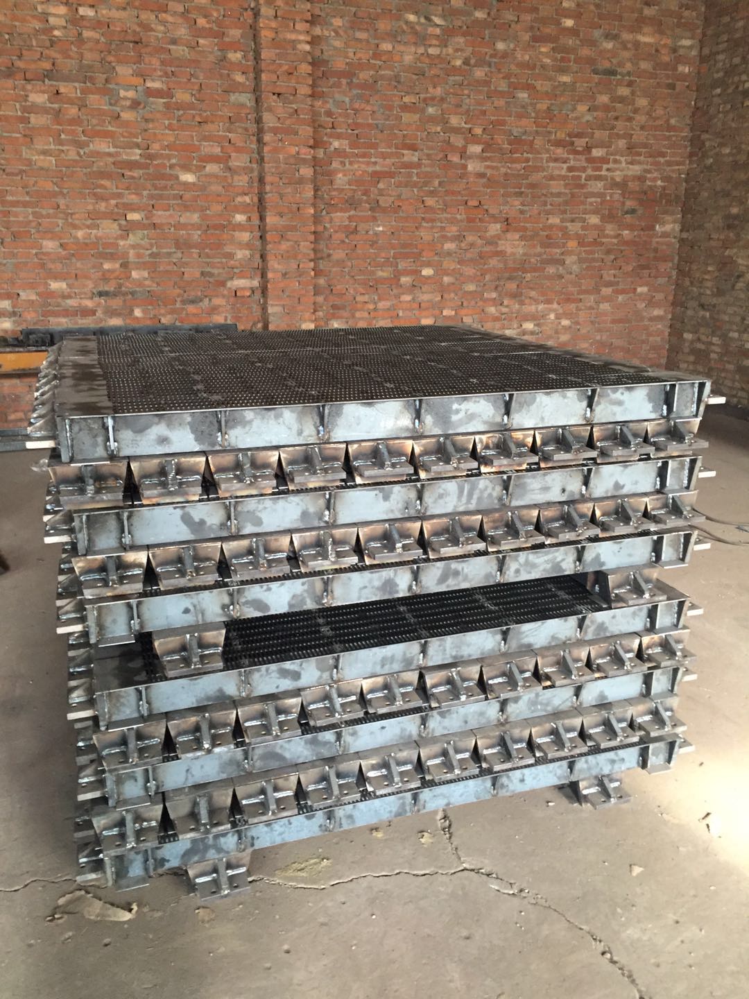 沧州散热机械链板岩棉设备 链条式输送链板 不锈钢冲孔链板厂家