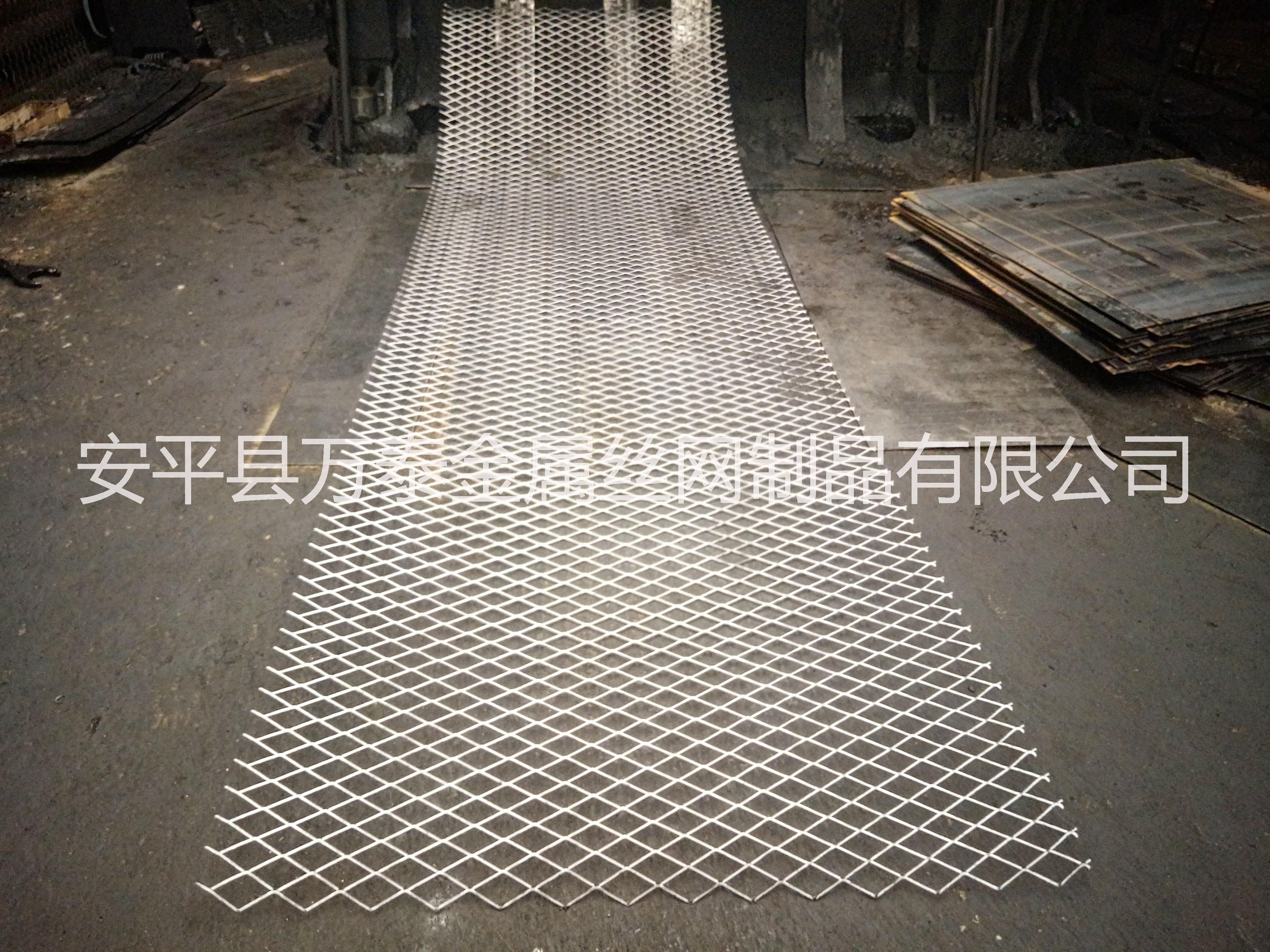 菱形防滑重型钢板网片 建筑脚手架脚踏网 万泰钢板网生产厂家图片
