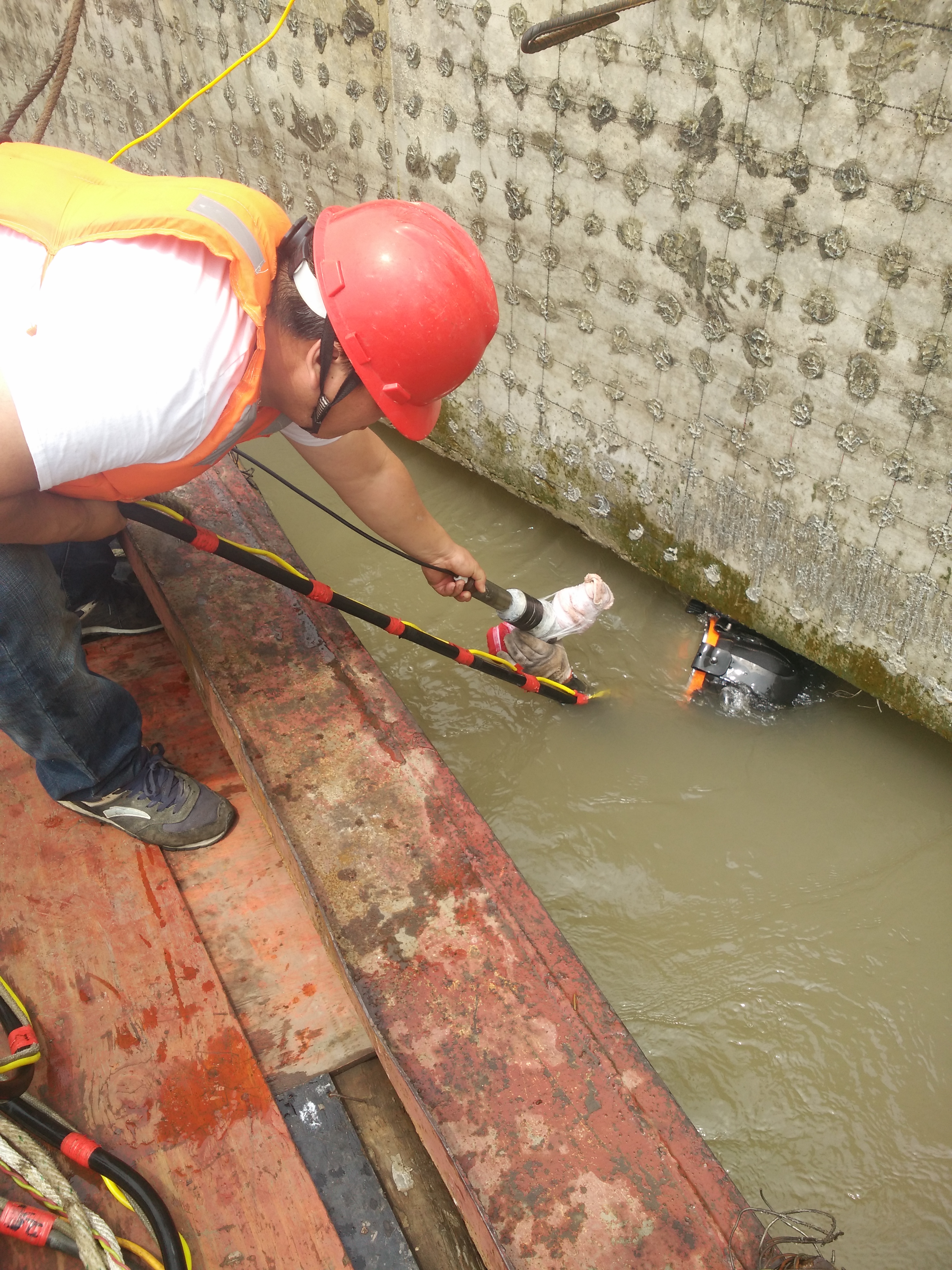 苏州中潜水下摄像取证 水下设备维护 铺设电缆 管道 闸门检修 河道 管道清淤疏浚图片