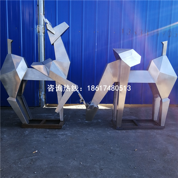 不锈钢鹿雕塑，304不锈钢锻打拉丝面几何切面小鹿雕塑摆件图片
