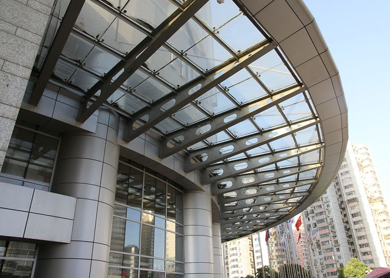 上海市钢化玻璃雨棚厂家酒店大门钢化玻璃雨棚  定制酒店大门钢结构雨篷 钢结构玻璃雨棚